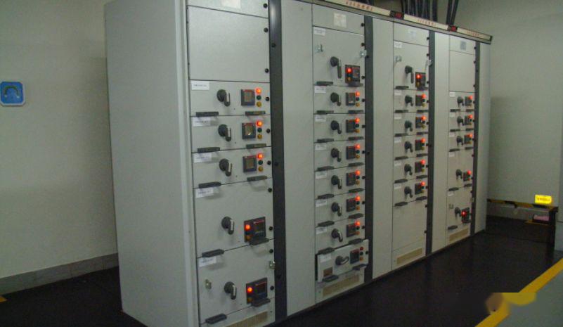 配電室中有哪些類型的低壓配電柜電壓?配電柜主要內部組件是什么?