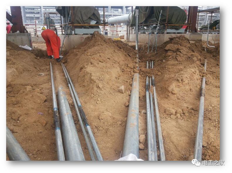 一條完成開關柜安裝，電纜橋架施工，電纜敷設及布線施工，照明配電箱施工