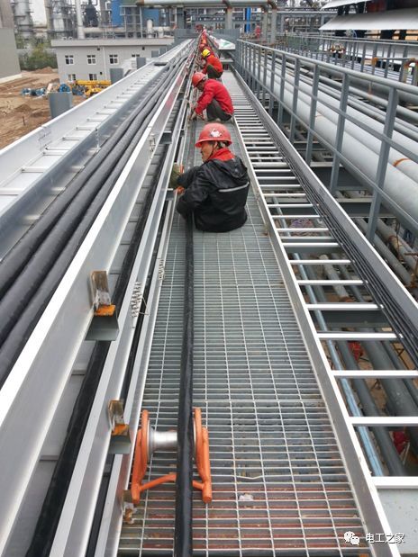 一條完成開關柜安裝，電纜橋架施工，電纜敷設及布線施工，照明配電箱施工