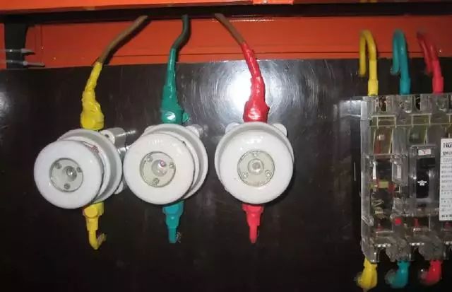 施工現(xiàn)場(chǎng)臨時(shí)用電配電箱及開(kāi)關(guān)箱配置和使用說(shuō)明,圖示詳圖