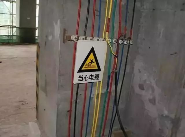 施工現(xiàn)場(chǎng)臨時(shí)用電配電箱及開(kāi)關(guān)箱配置和使用說(shuō)明,圖示詳圖