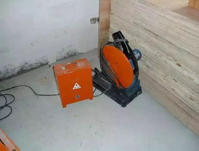 施工現(xiàn)場(chǎng)臨時(shí)用電配電箱及開(kāi)關(guān)箱配置和使用說(shuō)明,圖示詳圖