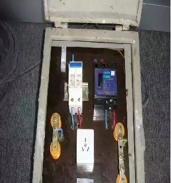 施工現(xiàn)場(chǎng)臨時(shí)用電配電箱及開(kāi)關(guān)箱配置和使用說(shuō)明,圖示詳圖