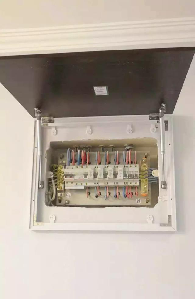 配電箱泄漏太難看了，簡單的變化，鄰居們都震驚了！