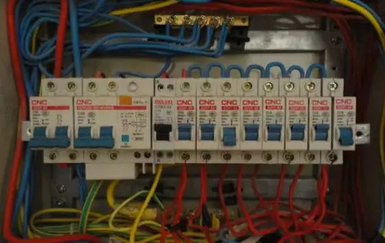 家庭配電箱分配如何合理?這種裝置確保你的家在50年內(nèi)不會(huì)被絆倒。