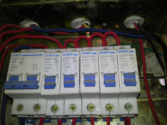 家居裝飾配電箱如何分配丟失的保險更合適?難怪人們總是回家旅游。原來這里有一個錯誤的裝置。