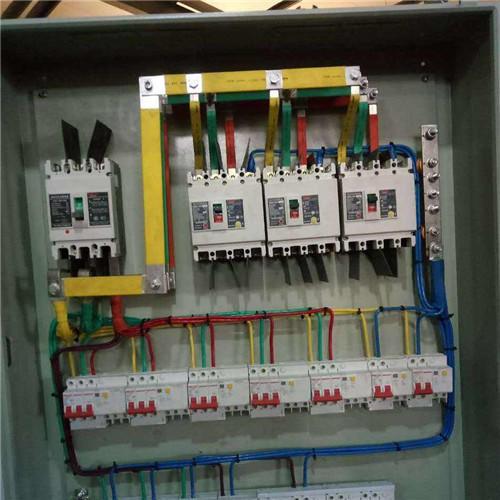 配電箱帶漏電保護或空？只有有這么多漏洞和空的開口才是安全的。這太實際了。