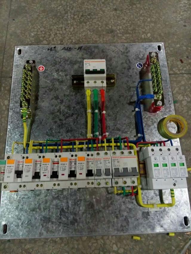 跟著師傅學做配電箱,看到師傅的手藝,我不好意思開始