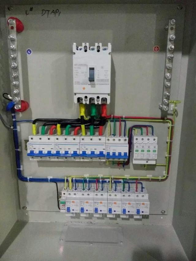 跟著師傅學做配電箱,看到師傅的手藝,我不好意思開始