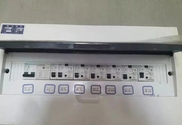 在一個建筑工地,一個建筑電工應該如何安裝一個居民配電箱!與新加入者分享